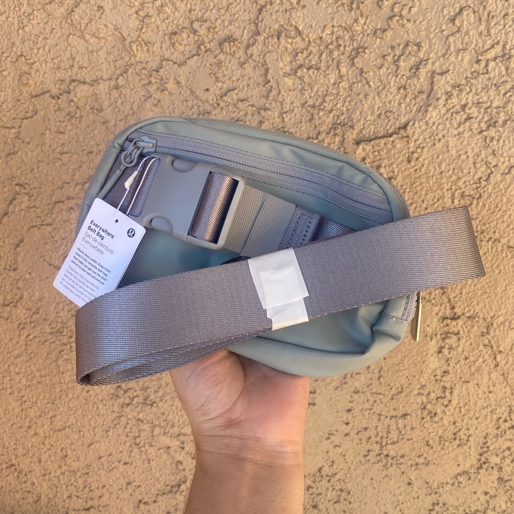 Lululemon Everywhere Belt Bag Silver Drop - Picture 2 of 6